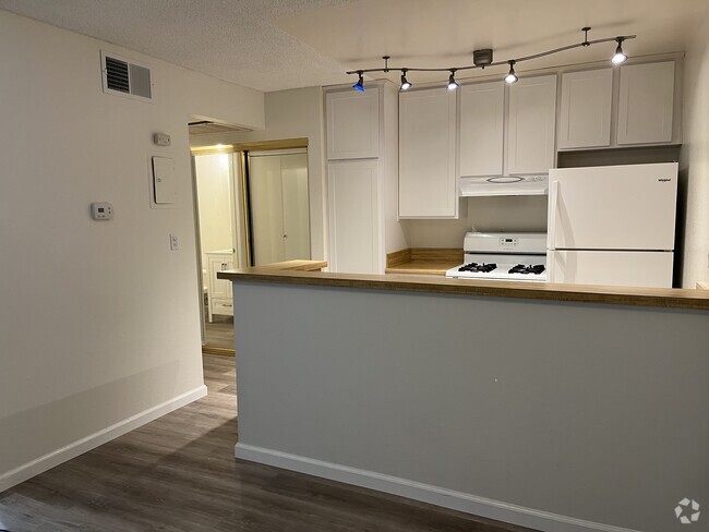 Building Photo - 18645 Hatteras St Unit 109 Rental