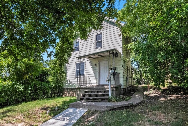 Photo - 811 Larned St