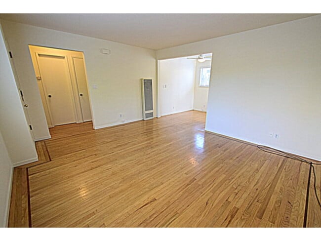 NEW LISTING!QUIET Charm. Upper1BR/1BA In D... - NEW LISTING!QUIET Charm. Upper1BR/1BA In D... Casa