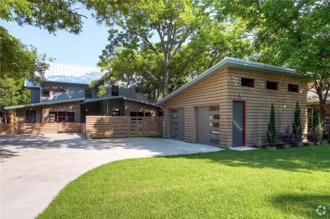 Building Photo - Luxurious 4-bedroom Townhome
