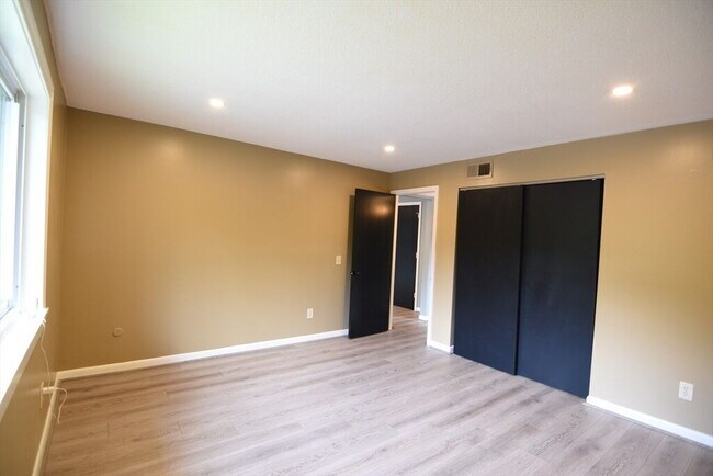 Photo - Great, updated condo with ton's of amenities! Unidad 27-1