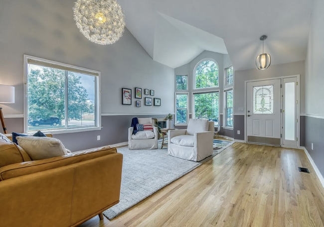 Building Photo - Spacious 5 bedroom 4 Bathroom Home Available August 7th!