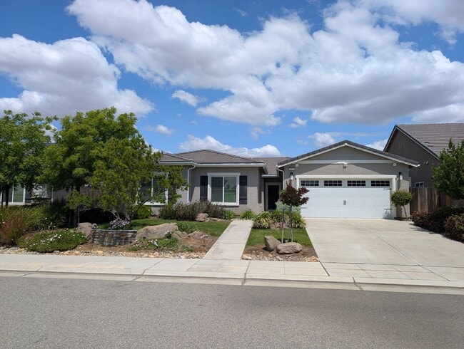 Building Photo - Modern 5 bedroom 3 bathroom home in the Riverstone Community offering solar, In-laws suite, den o...