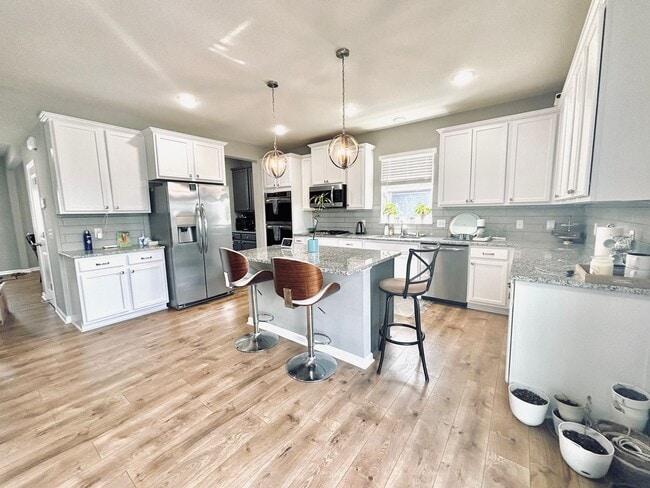 Stunning 5bed/3 1/2 bath Home in Shakopee! - Stunning 5bed/3 1/2 bath Home in Shakopee!