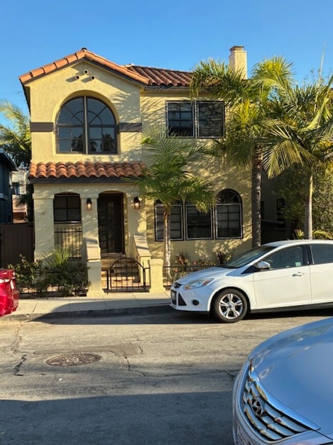 Building Photo - GORGEOUS 4 BEDROOM, 3 BATH HOUSE FOR RENT IN BELMONT SHORE