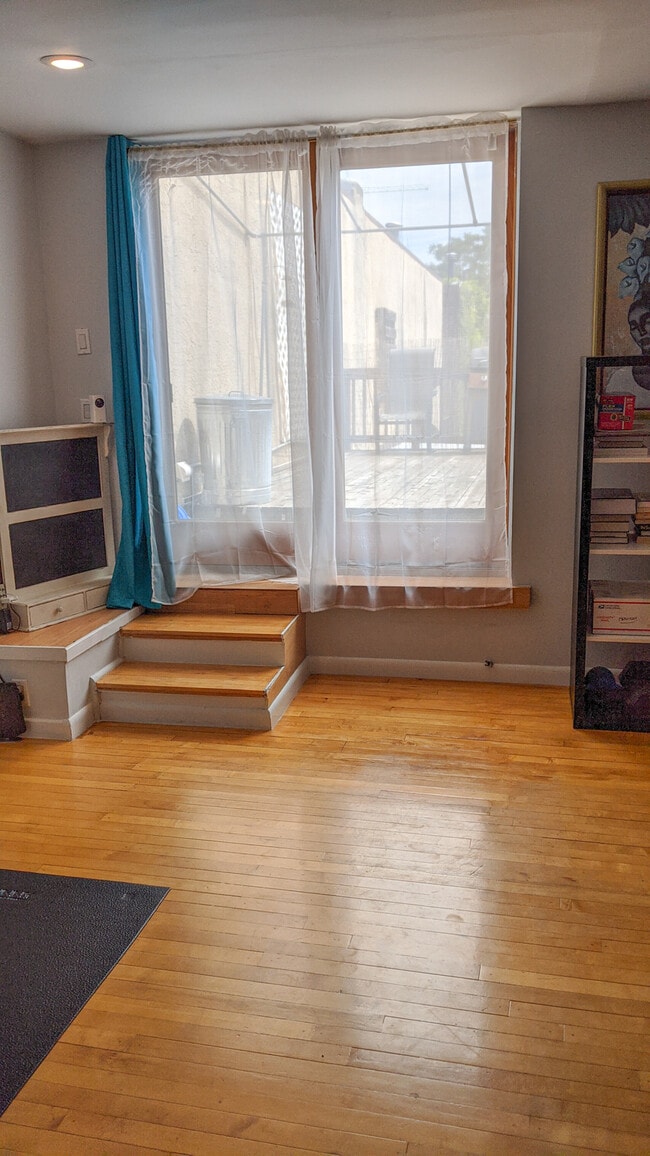 Living Room w/ door to deck - 1017 N 4th St Unit 2nd flr