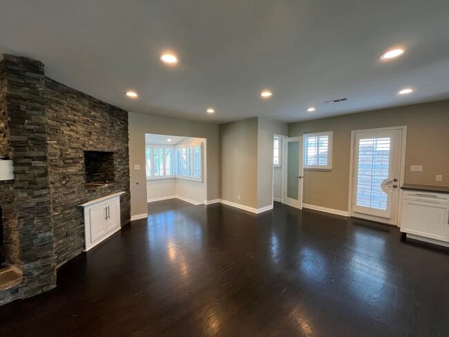 Photo - READY FOR MOVE-IN! 3+2.5 w/appliances + great backyard!