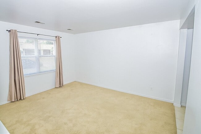 Photo - 2225 Yorktowne Dr