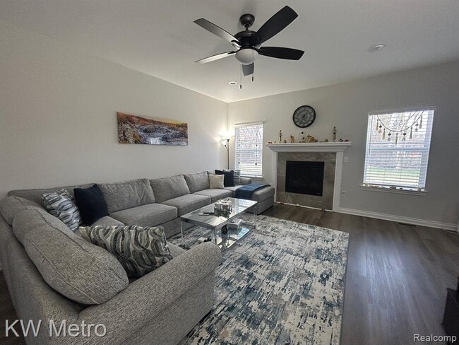 2323 E Maple Rd