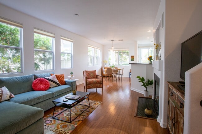 Building Photo - 593 Sweet Pea Pl