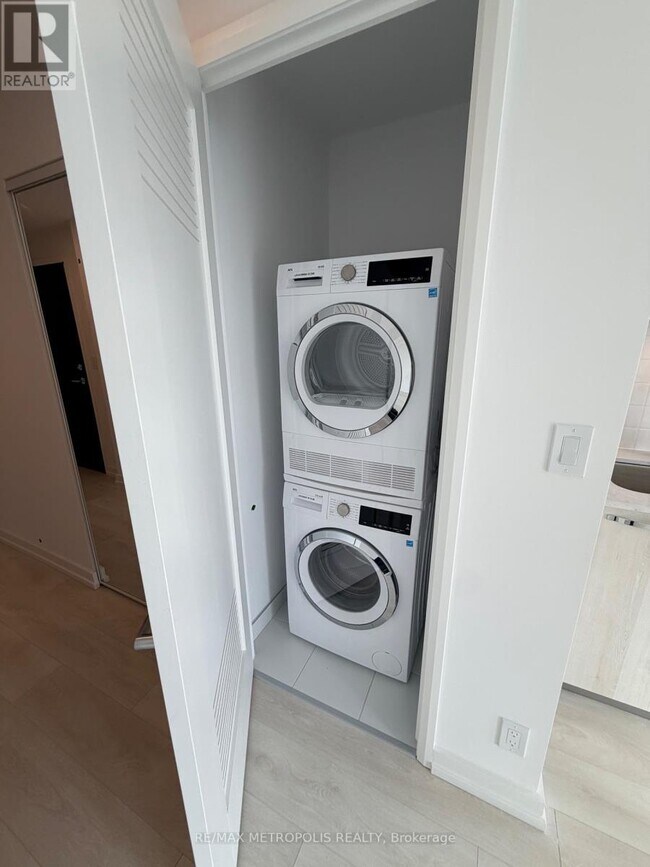 Photo - 75 James St S Unit 2709