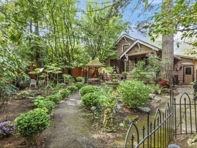 Building Photo - Charming 2BR Townhome in Portland