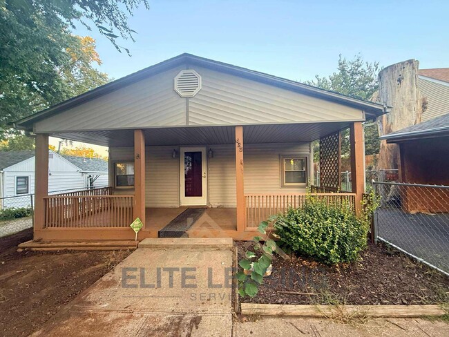 Building Photo - 3 Bedroom, 1 Bathroom Available Now