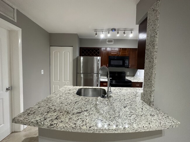 Photo - 2811 N Oakland Forest Dr Unidad 205