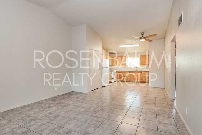 Photo - 465 W Ivyglen St Unidad APT 211