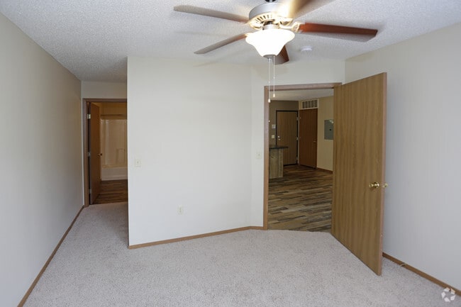 2BR, 2BA - 1,050 SF