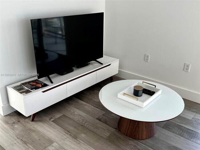 Photo - 121 NE 34th St Unidad 1516