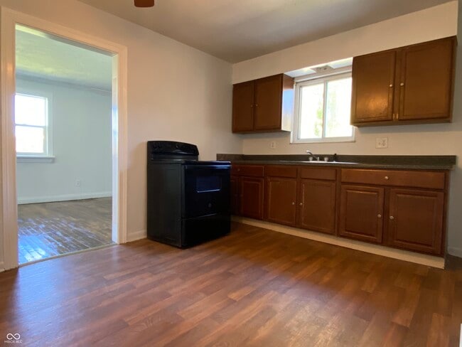 Photo - 220 Maple St