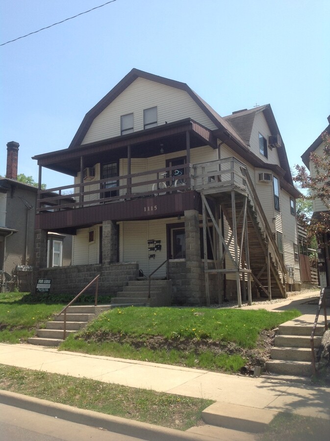 Spacious Downtown 2 Bedroom Attic Apartment - Spacious Downtown 2 Bedroom Attic Apartment Unit Apt. E