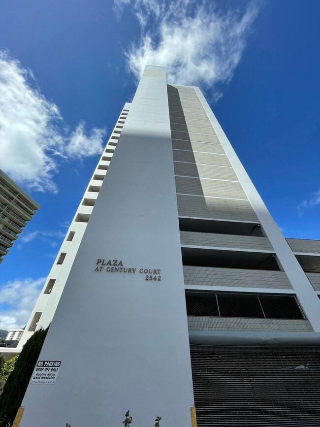 Building Photo - Pool on site! 2 bed 1 bath 1 parking locat... Rental