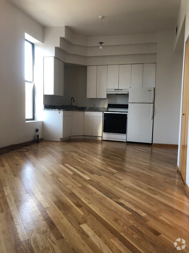 Building Photo - 833 W Chicago Ave Unit 4R Rental