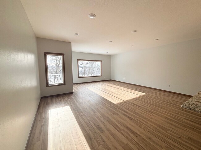 Photo - 577 Main St W