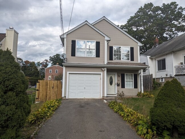 Building Photo - 33 Hallock St