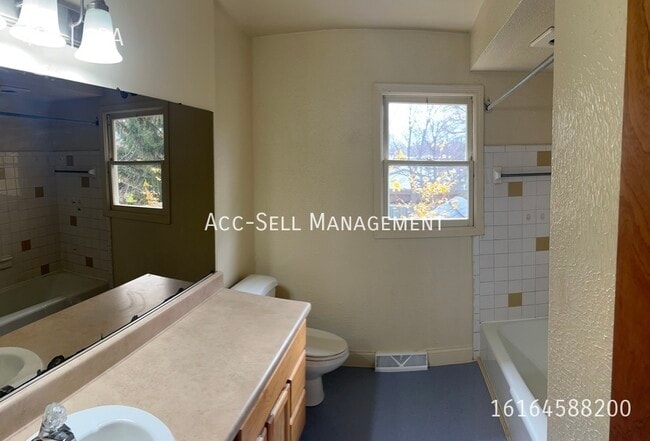 Photo - 530 Hall St SE