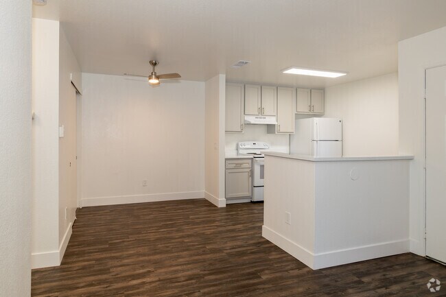 1BR, 1BA - 638SF - Dining Room