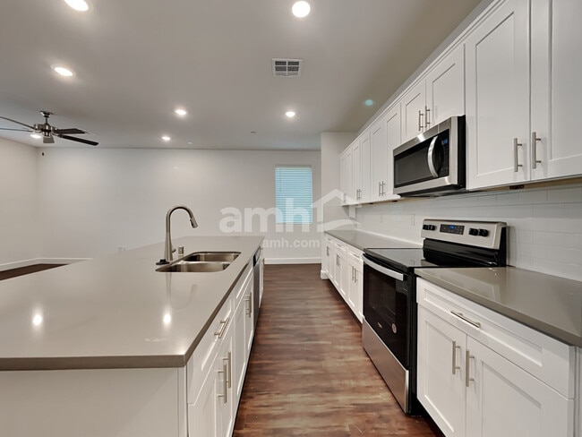 Photo - 136 Charmante Tulip Ln