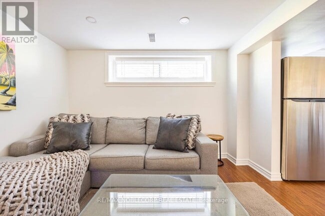 Photo - 4230 Bloor St W