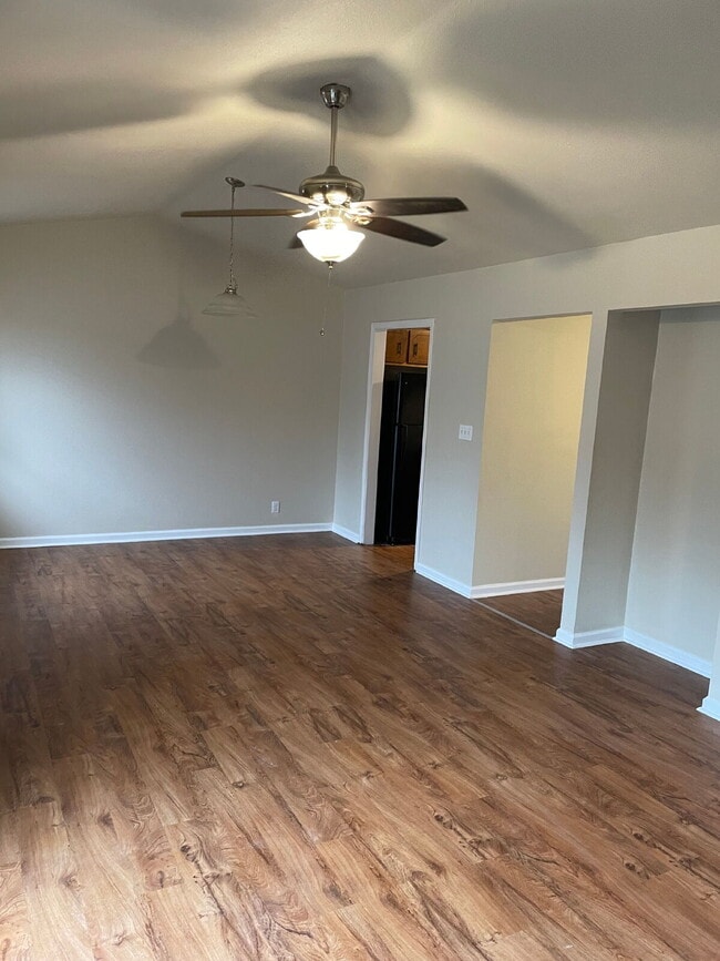 Photo - "Charming 3-Bedroom Retreat with Fireplace in Prime Jonesboro Location!" Unidad B