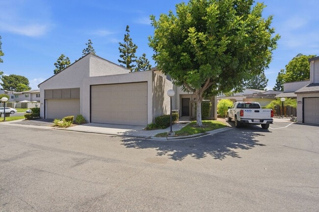 Building Photo - Freshly Updated Townhome - Light, Bright & Spacious!