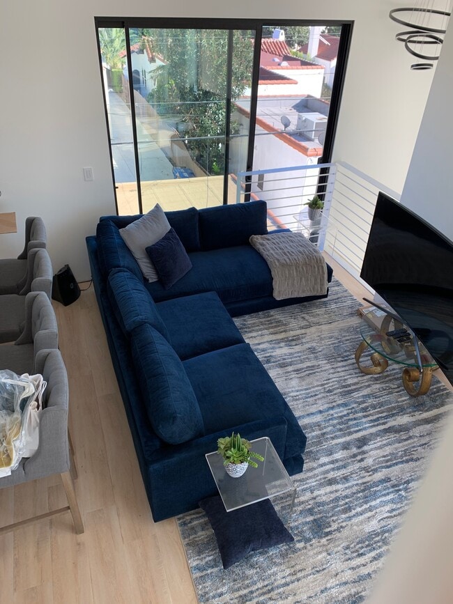 Sala de estar - 1282 S Cloverdale Ave