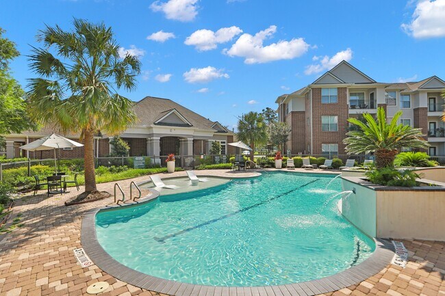 Piscina estilo resort al aire libre en Madison on the Meadow Apartments en Stafford, TX 77477 - Madison on the Meadow
