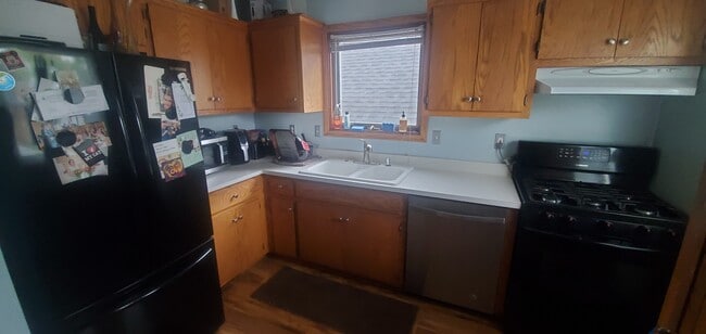 Building Photo - 2425 S 75th St Unit #2 Upper