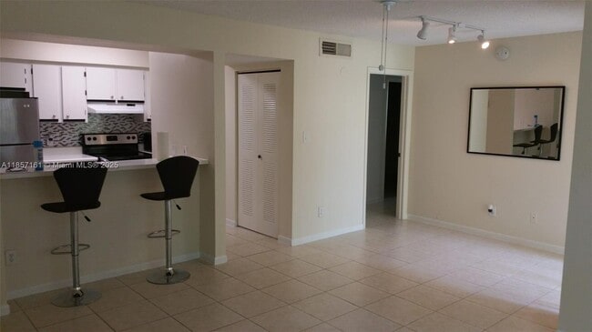 Building Photo - 550 S Park Rd Unit 17-8 Rental