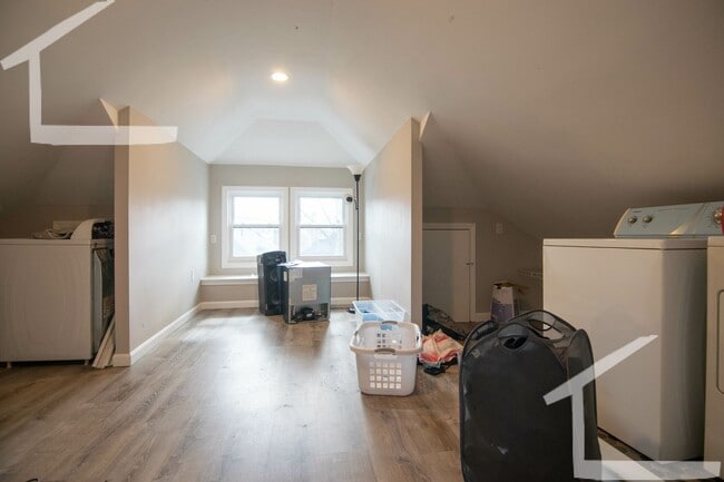 Building Photo - 9/1 Large two-level 5BR/2BA near MBTA, BU & more