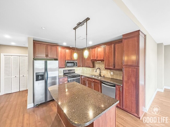 Building Photo - Stunning 2B/2BA Upgraded Condo w/ 2 Parkin... Unit 209