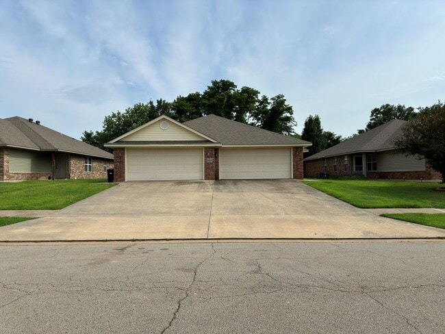 Building Photo - 2115 Plum Creek Ln Unit 2115#A Rental
