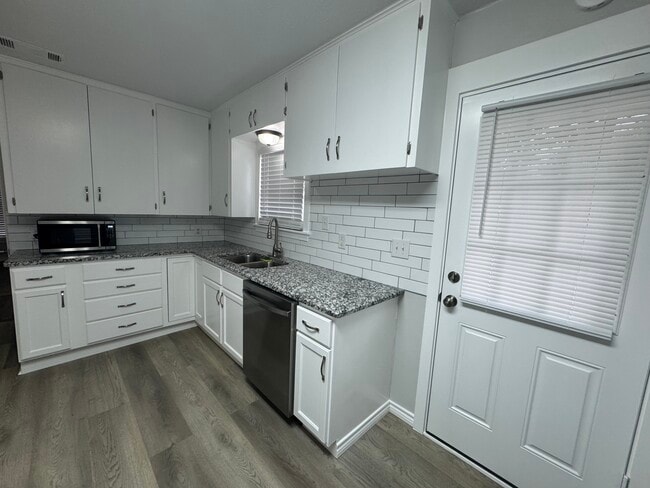 Photo - 1320 N Travis St