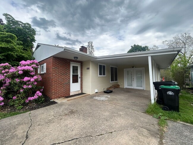 Building Photo - Charming Downtown State College Ranch Home Available August 2026