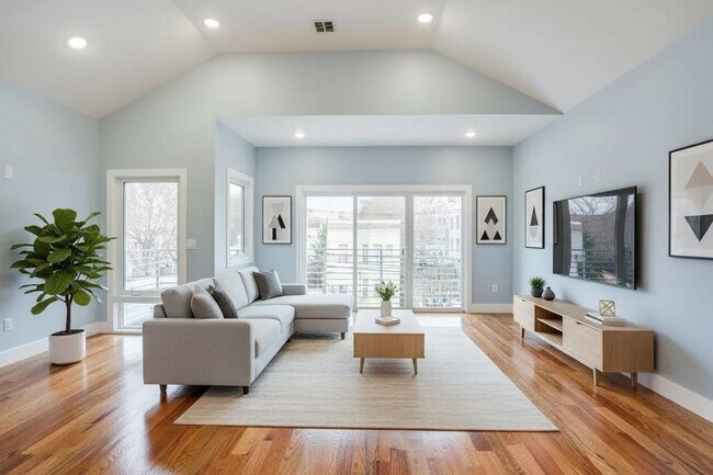 Building Photo - 251 Manhattan Ave Unit 2