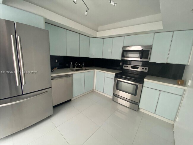 Building Photo - 2780 NE 183rd St Unit 909