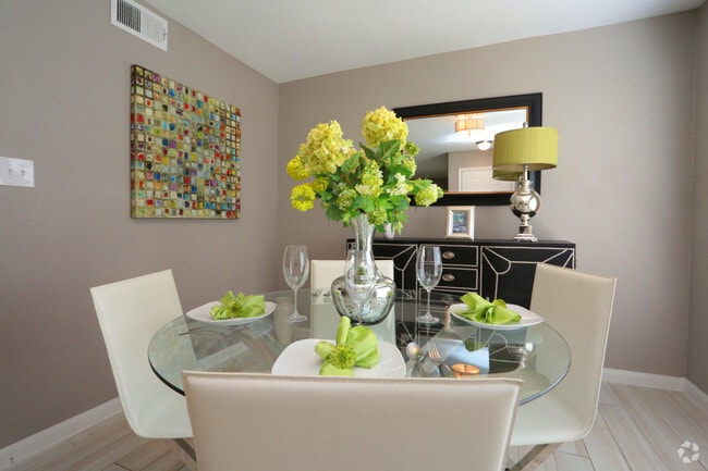 C4 Dining Area 2/2