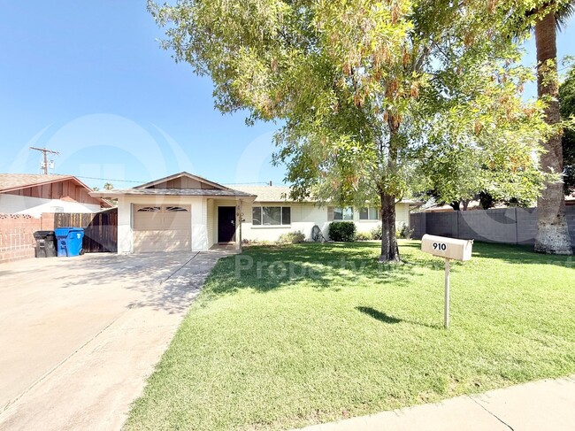 Photo - 910 N Wedgewood Dr House
