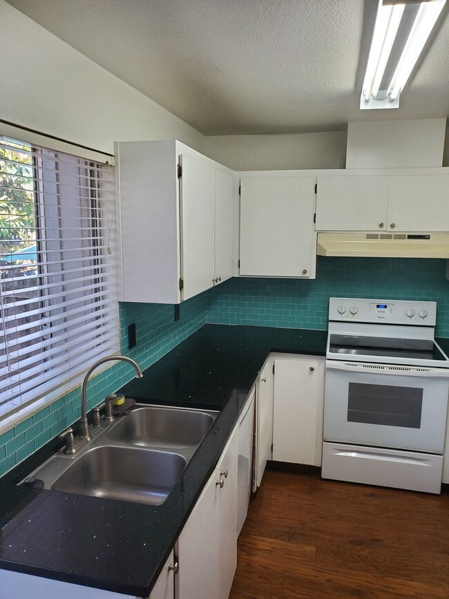 Cocina con ventana al patio. - 1710 Oldfield Way