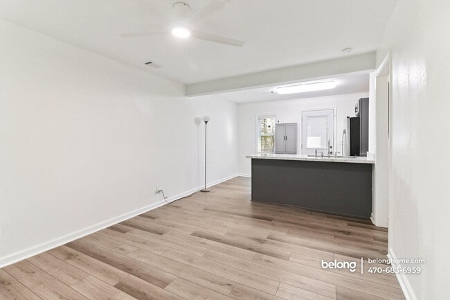 Photo - 839 Commodore Dr NW