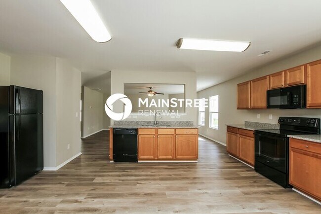 Photo - 3 Bedroom Pet-Friendly Home in HUNTERSVILLE, NC with Main Street Renewal