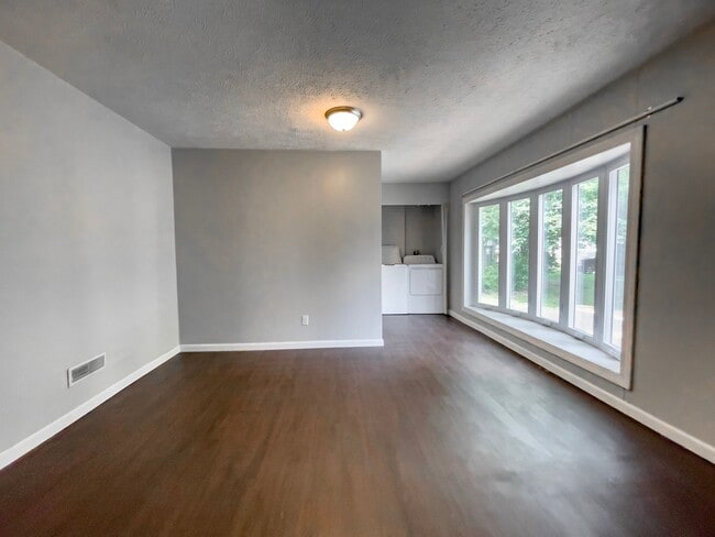 Photo - PRELEASING for AUGUST! Close to Campus: In-Unit Washer and Dryer